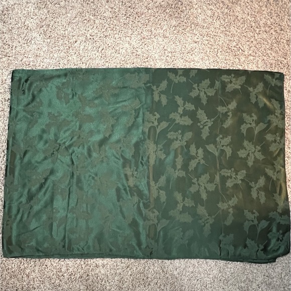 St Nicholas Square Holiday Tablecloth Green Poinsettia Damask 80 x 56 Oblong - Picture 1 of 5